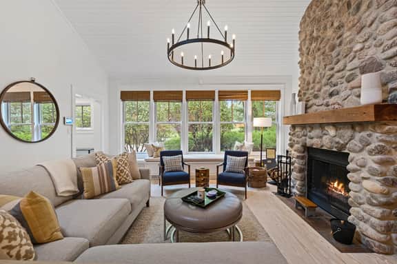 Bella and Dulce's Lakehouse